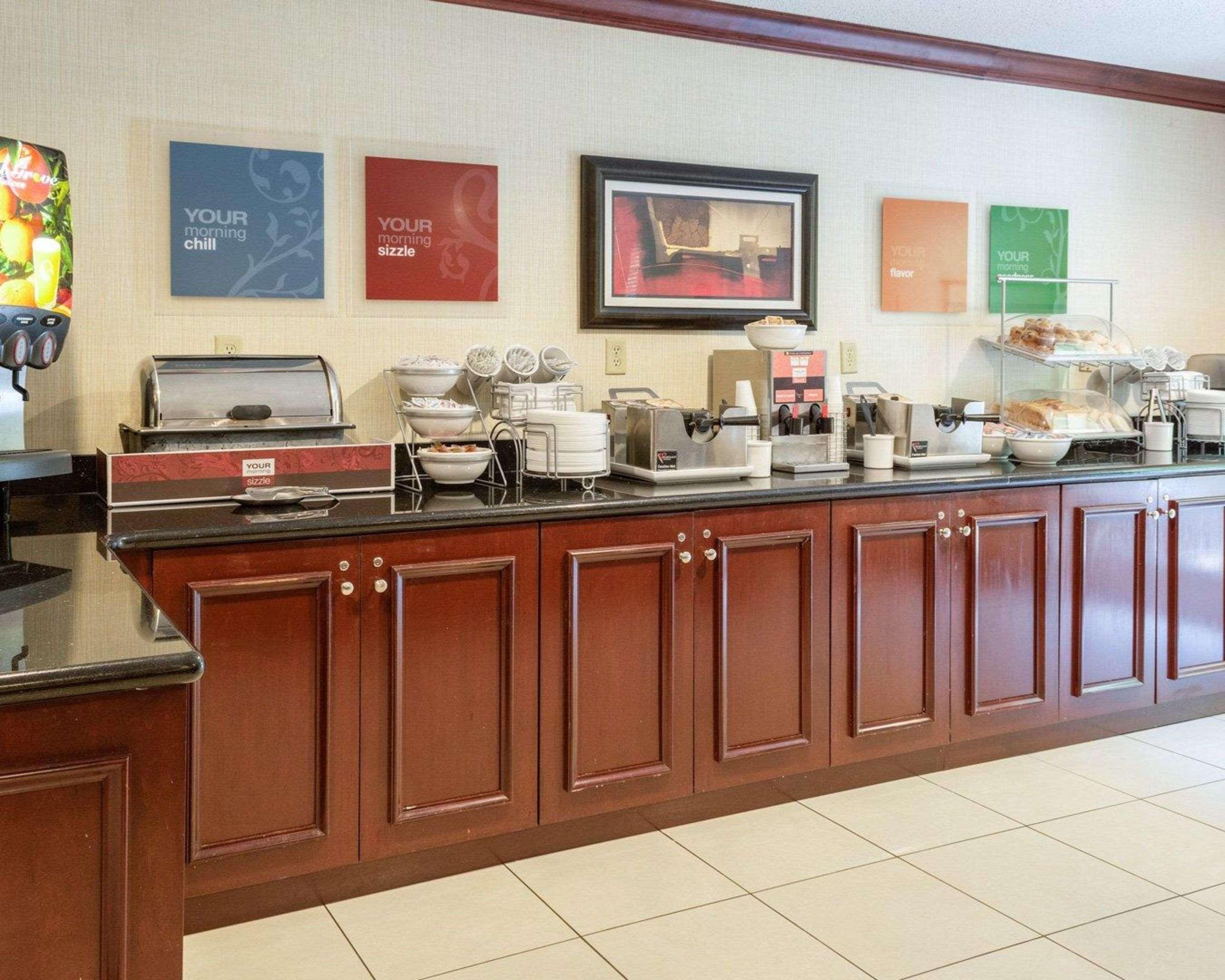Comfort Suites Newport News Airport Exterior foto