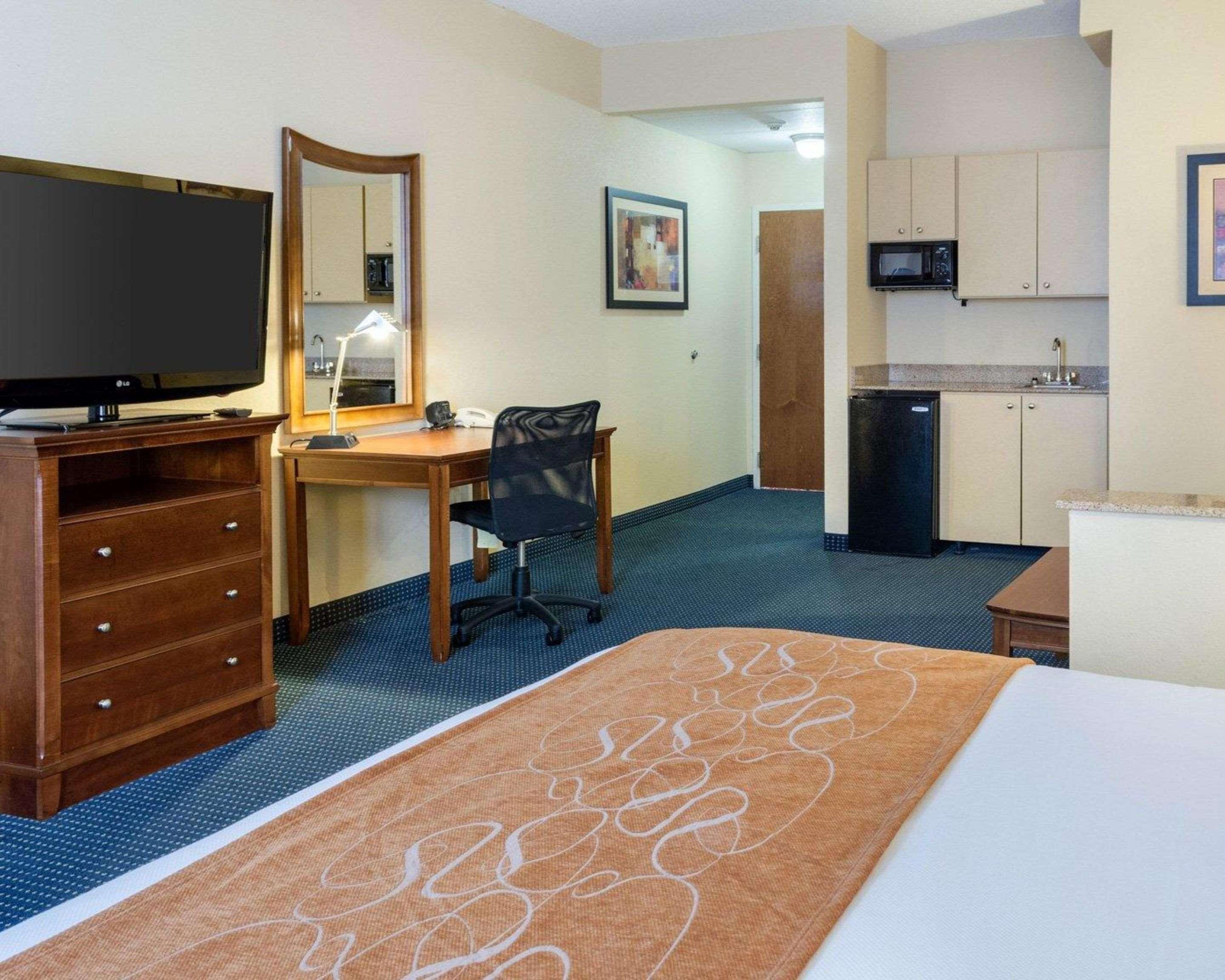 Comfort Suites Newport News Airport Exterior foto