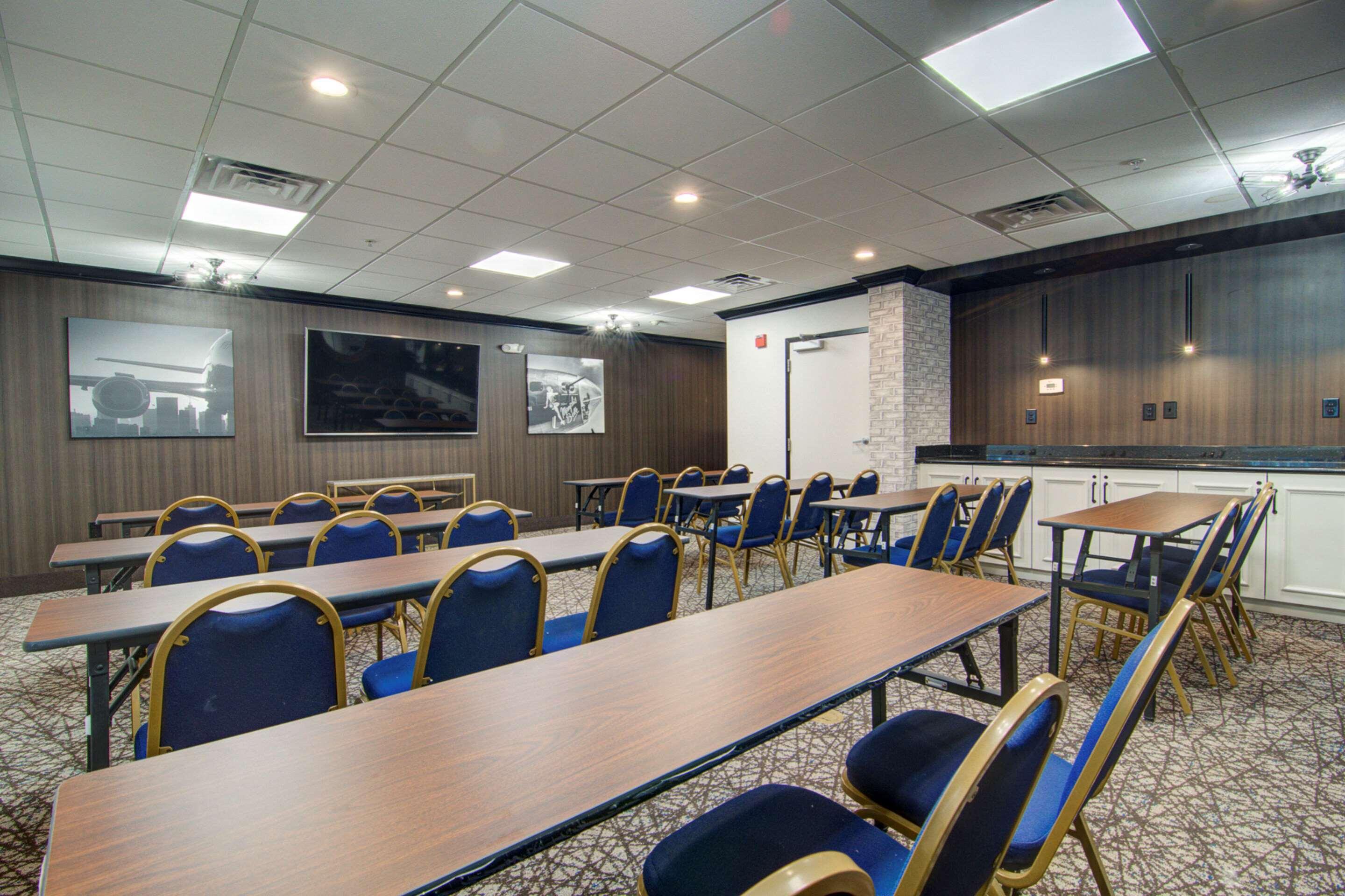 Comfort Suites Newport News Airport Exterior foto